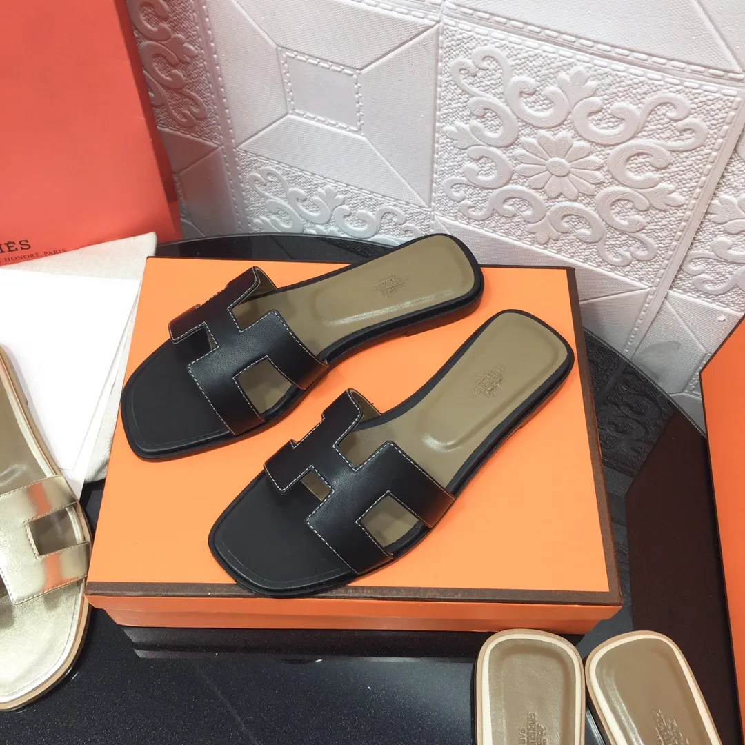 👟👟Ex-factory price 480👟👟 Newly revised version of the 2023 series (Hermès), upgraded packaging, upgraded version and workmanship materials. Hermes®🔴Handmade shoes on the market👟👟 👟👟 Product Hermès slippers🐎 —————————— The most classic, real handmade shoes, even the number of stitches is the same as the original, handmade by masters! ❥High-end customization, exclusive products, industry⚠❥Using: Hermers upper: Italian imported cowhide + original custom-grade Australian sheepskin feet + genuine leather outsole (pursuing top walking comfort) 👟👟 ~~〰〰〰〰❥ Packaging: ✔🚦Pay attention to the packaging➰Exclusive box 〰Original quality on sale━━━━Hermes━━━━━ size: 35-40 (34.41.42 custom-made, non-refundable)